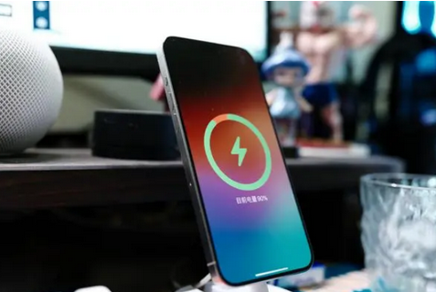 西山苹果15换屏服务分享用什么充电器给iPhone15充电更好 